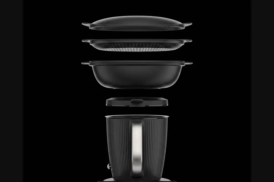 Thermomix TM7’nin parçaları siyah bir zeminde üst üste ayrılmış olarak: Varoma® kapağı ve tepsisi, kapak başlığı ve çelik tutamaklı karıştırma kabı.